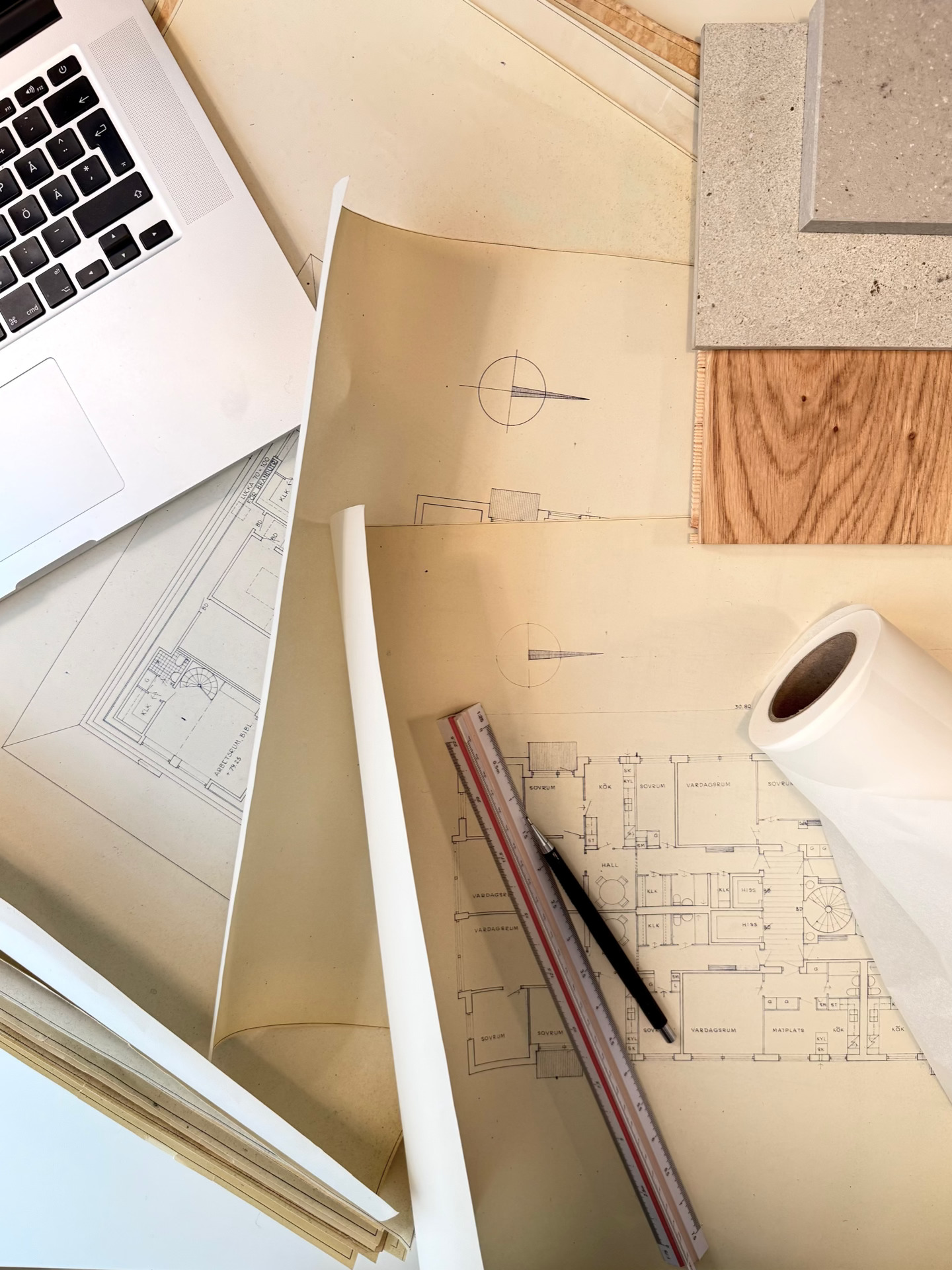 Hög med utspridda arkitekt- och VVS-ritningar — grunden för en lyckad projektering